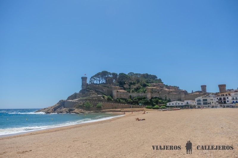 Bañarse en la Platja Gran, otra de las cosas que hacer en Tossa de Mar