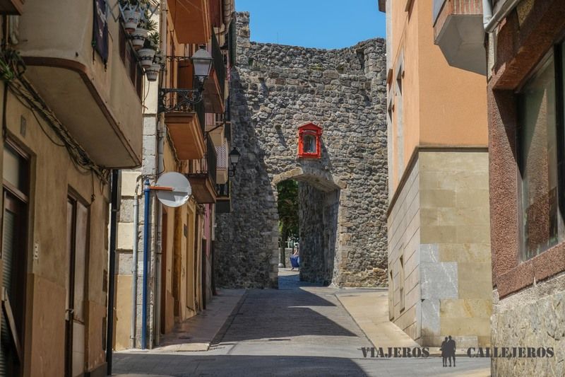 Cruzar la Puerta de San Juan, una de las cosas que hacer en Bermeo