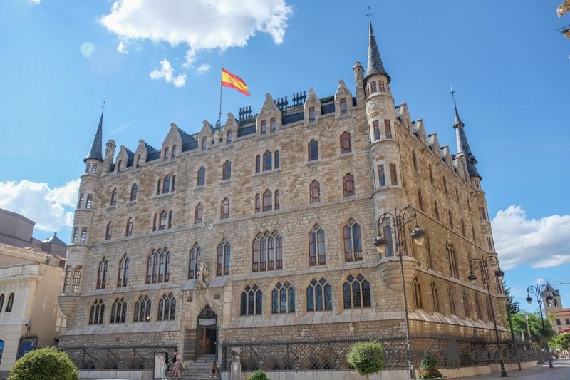 Casa Botines, uno de los lugares que ver en León