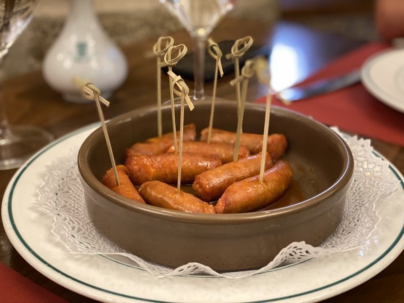 Chorizo a la sidra, uno de los platos que probar en un restaurante en Olite