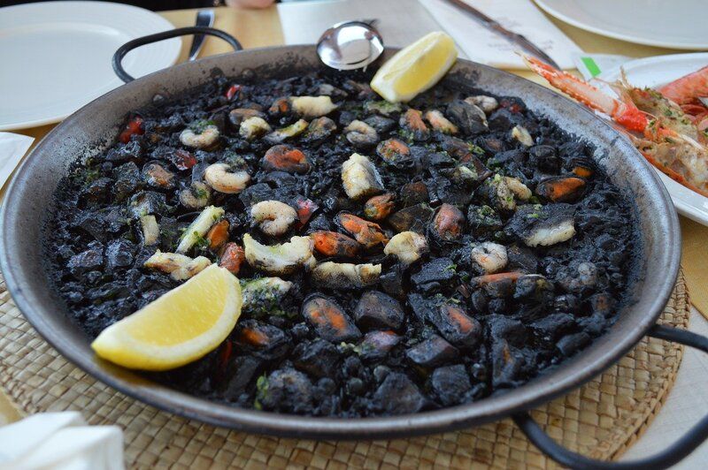 Arroz negro, uno de los platos que probar en los restaurantes en Cadaqués