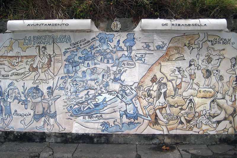 Murales de Mingote, uno de los lugares que visitar en Ribadesella
