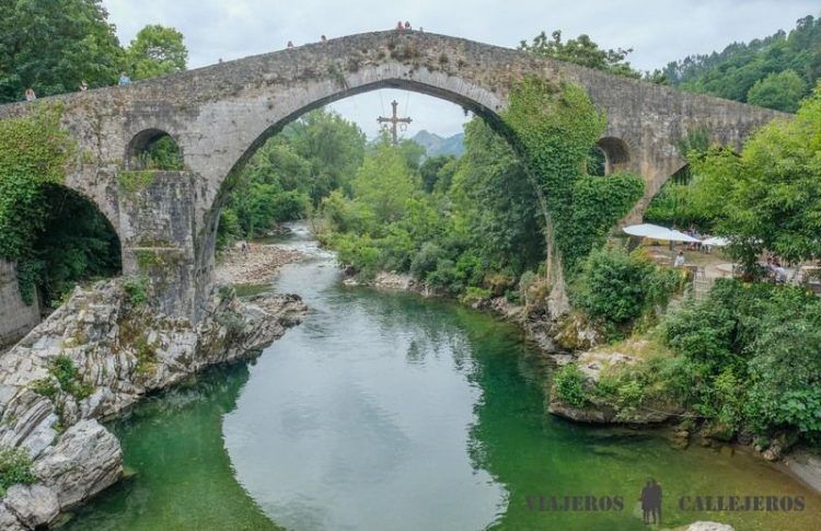 Cangas de Onís, uno de los lugares donde alojarse al viajar a Asturias