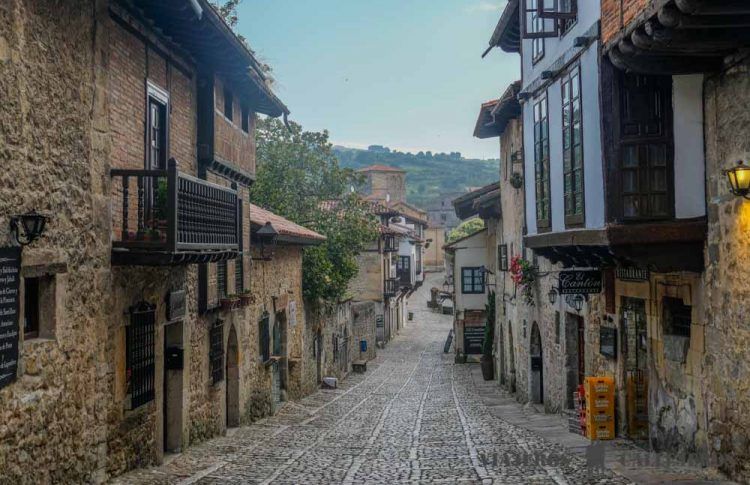 Santillana del Mar, uno de los lugares donde alojarse al viajar a Cantabria