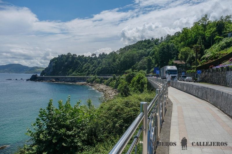 Paseo a Zarauz, una de las cosas que hacer en Getaria