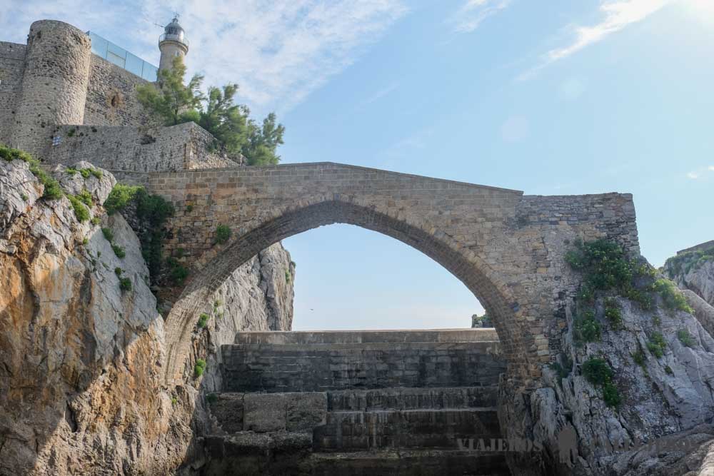 Cruzar el Puente Medieval, una de las cosas que hacer en Castro Urdiales