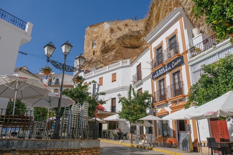 Llegar a la Plaza de Andalucía, una de las cosas que hacer en Setenil de las Bodegas