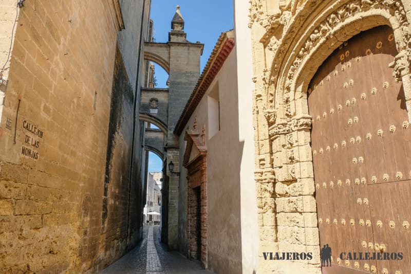 Cruzar el Callejón de las Monjas, una de las cosas que hacer en Arcos de la Frontera