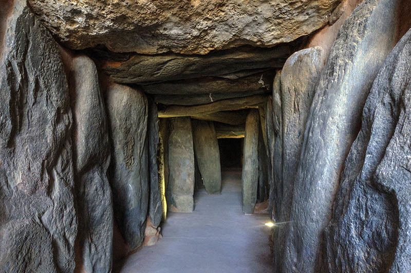 Entrar en el Dolmen de Soto, una de las cosas que hacer en Huelva