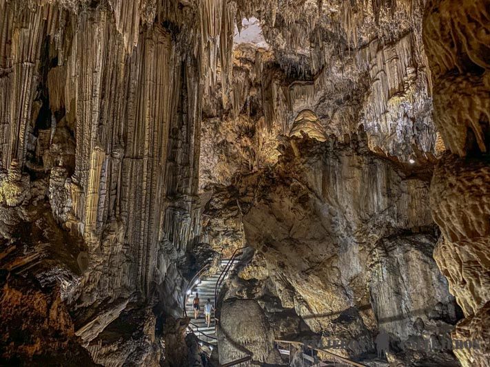 Escalera en la Cueva de Nerja