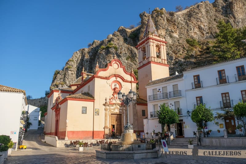 Entrar en la Iglesia de Santa María la Mesa, una de las cosas que hacer en Zahara de la Sierra