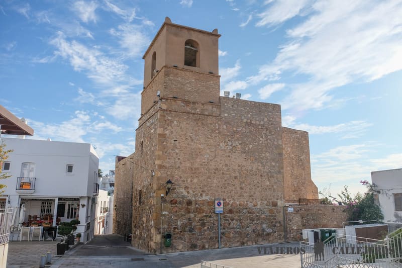Entrar en la Iglesia de Santa María, una de las cosas que hacer en Mojácar