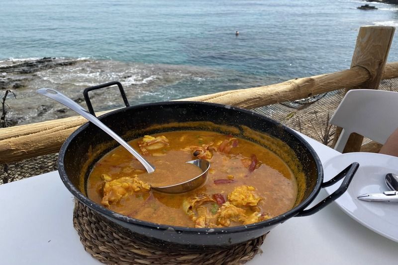 Arroz con bogavante en La Ola, uno de los restaurantes donde comer en el Cabo de Gata más recomendados