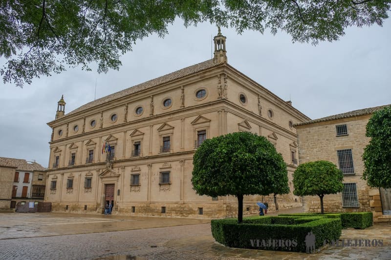 Entrar en el Palacio de las Cadenas, una de las cosas que hacer en Úbeda