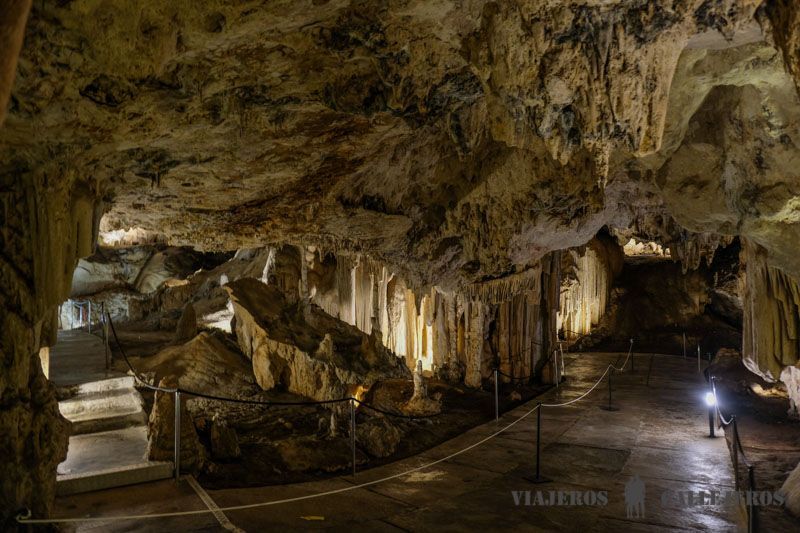 Pasillo en la Cueva de Nerja