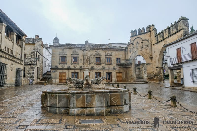 Entrar en la Plaza del Pópulo, una de las cosas que hacer en Baeza