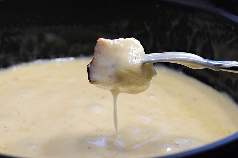 Comer una fondue, una de las cosas que hacer en Zermatt
