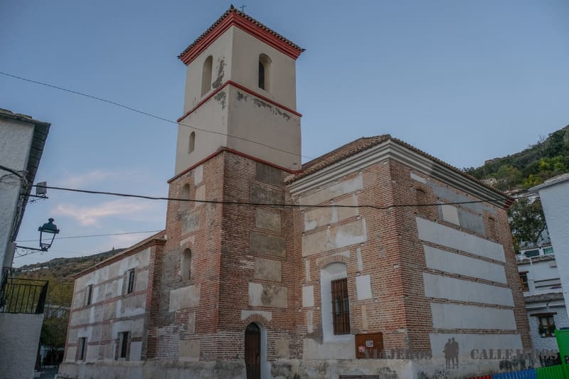 Entrar en la Iglesia de Santa Cruz, una de las cosas que hacer en Pampaneira