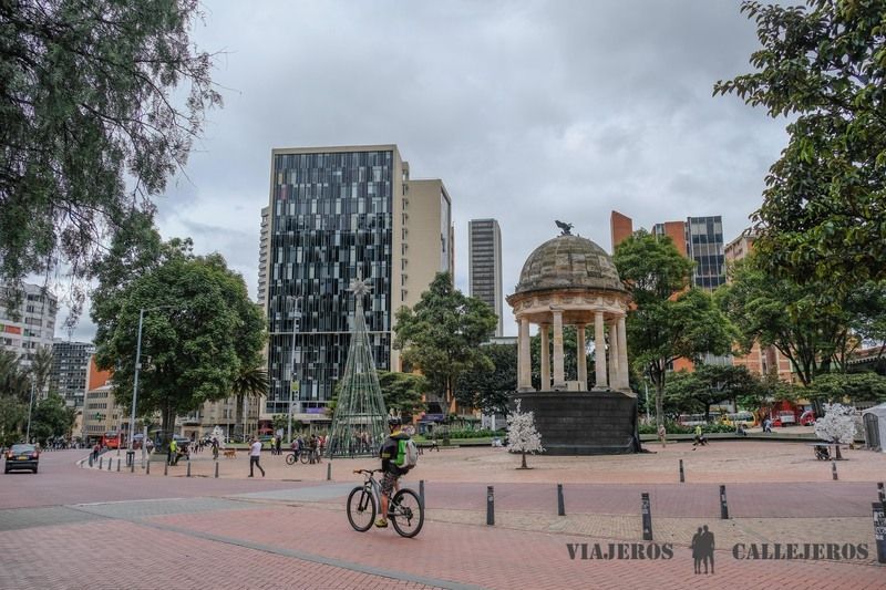 Parque de los Periodistas, uno de los lugares que visitar en Bogotá