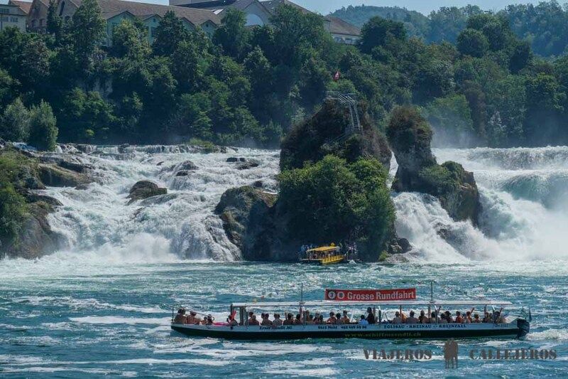 Barco en las cataratas del Rin