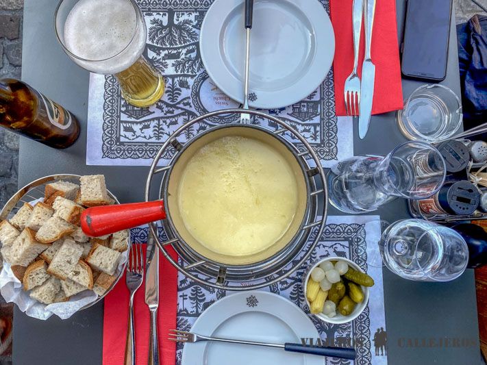 Fondue en el Restaurant Swiss Chuchi, uno de los restaurantes donde comer en Zúrich más conocidos