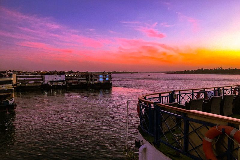 Atardecer en la cubierta del crucero en Egipto