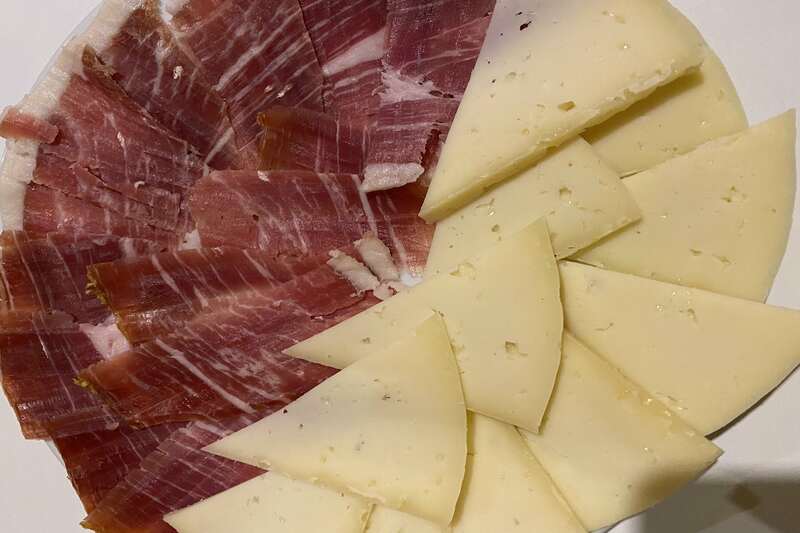 Jamón de Trevélez, uno de los productos que debes probar en los restaurantes de la Alpujarra