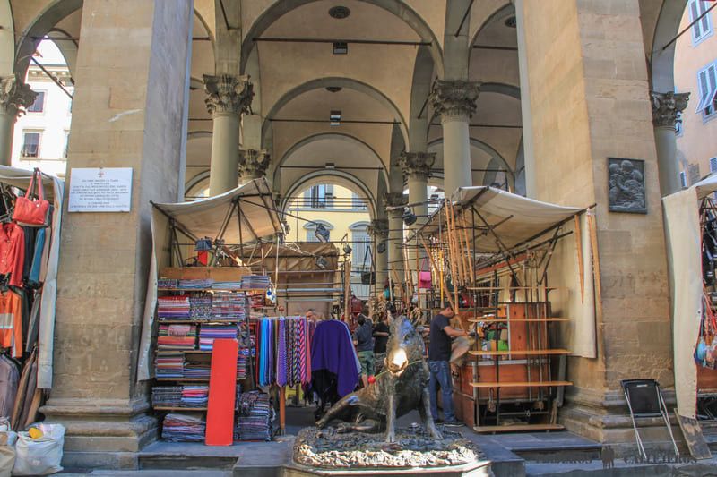 Otro de los lugares que visitar en Florencia: el Mercato Nuovo