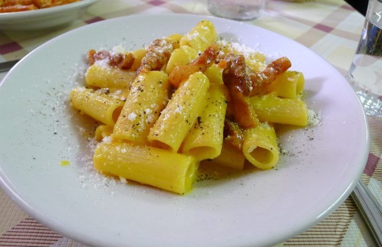 Pasta carbonara, uno de los platos que probar en los restaurantes en Bolonia