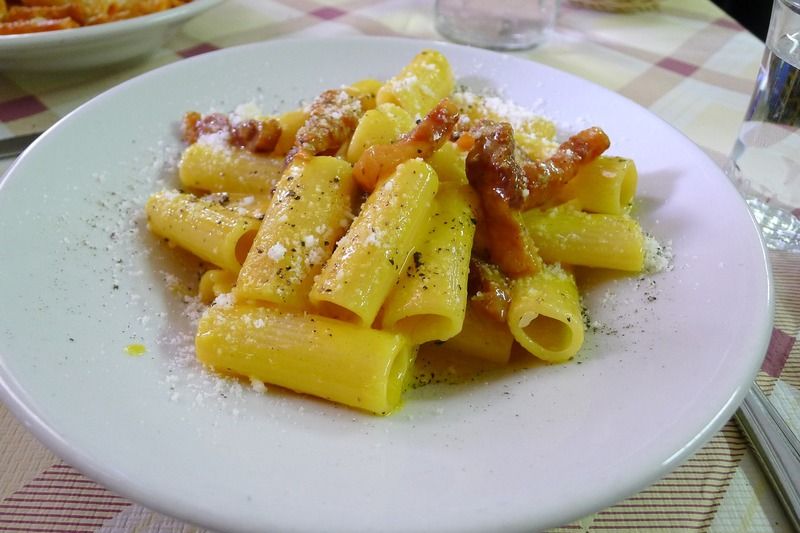 Pasta carbonara, uno de los platos que probar en los restaurantes en Bolonia