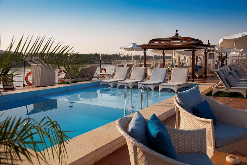 Piscina de un crucero por el Nilo