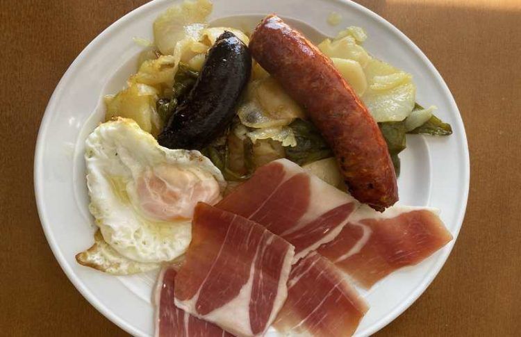Plato Alpujarreño, uno de los platos que no puedes dejar de probar en los restaurantes de la Alpujarra