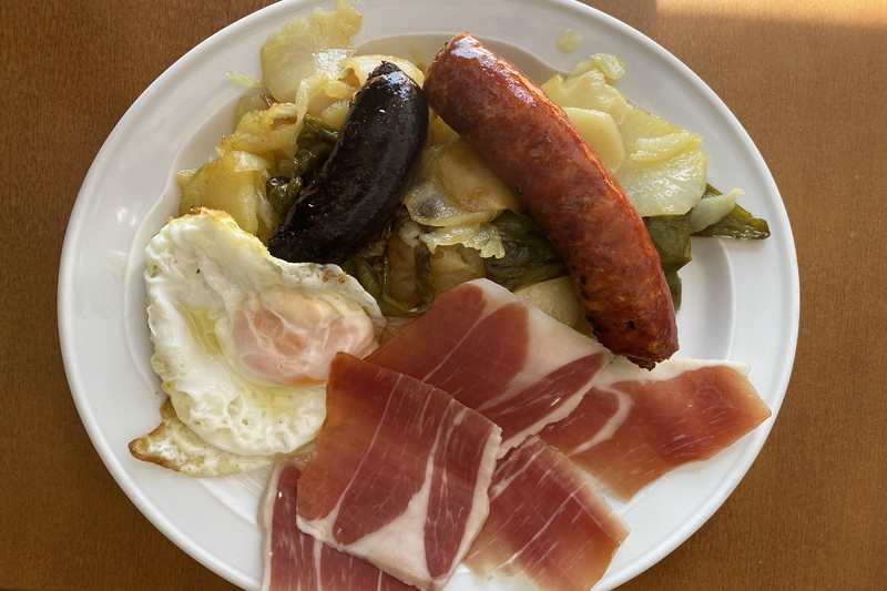 Plato Alpujarreño, uno de los platos que no puedes dejar de probar en los restaurantes de la Alpujarra