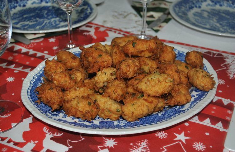 Bolinho de bacalhau, uno de los platos que debes probar en los restaurantes en Cascais