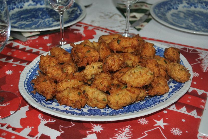 Bolinho de bacalhau, uno de los platos que debes probar en los restaurantes en Cascais