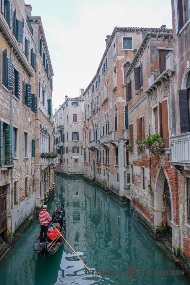 Pasear en góndola por los canales de Venecia