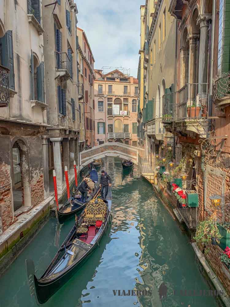 Pasear en góndola por los canales de Venecia