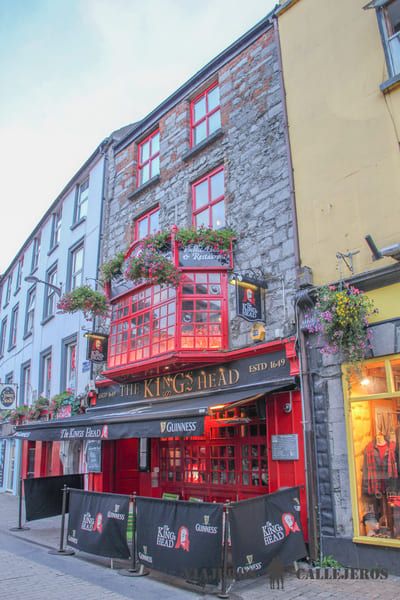 Comer o cenar en un pub histórico, una de las cosas que ver en Galway