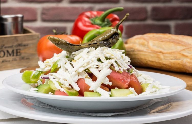 Šopský salát, un plato que debes probar en los restaurantes en Cesky Krumlov