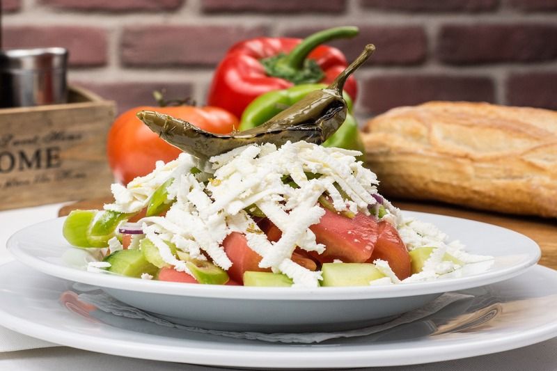 Šopský salát, un plato que debes probar en los restaurantes en Cesky Krumlov