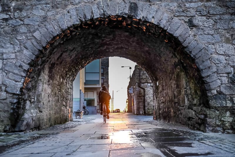 Cruzar The Spanish Arch, una de las mejores cosas que hacer en Galway