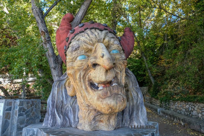 Cabeza de la Brujas Baba Yaga, uno de los lugares que ver en Soportújar