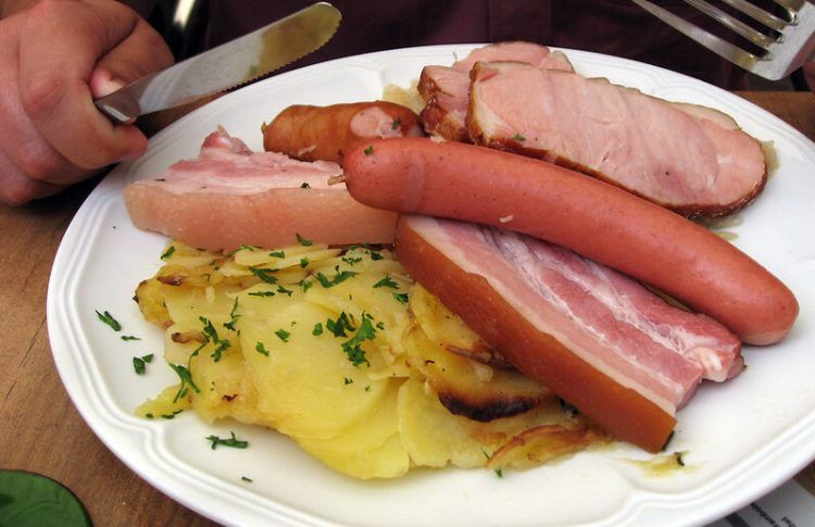 Choucroute, un plato que debes probar en los restaurantes en Estrasburgo