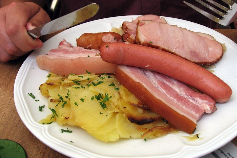 Choucroute, un plato que debes probar en los restaurantes en Estrasburgo