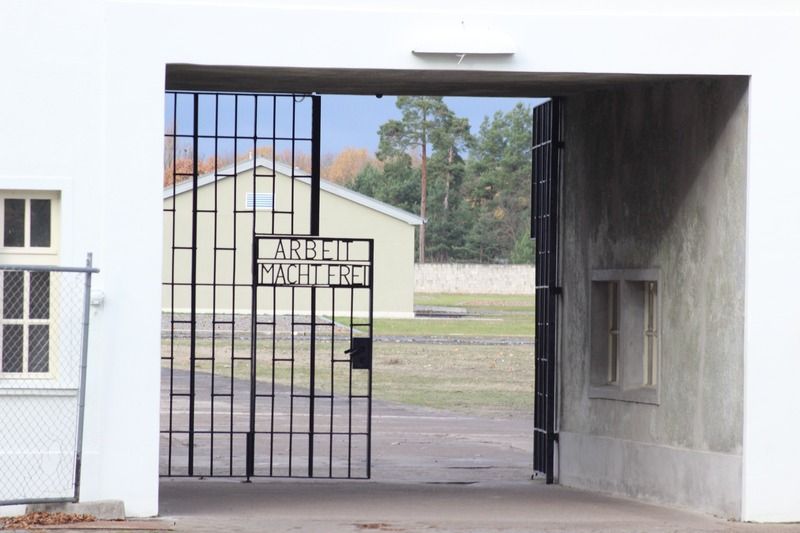 "El trabajo os hará libres". Entrada al campo de concentración de Sachsenhausen