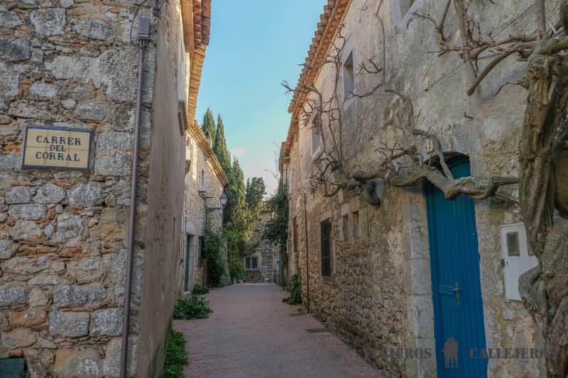 Pasear por Sant Martí d'Empuries, una de las cosas que hacer en Empuriabrava