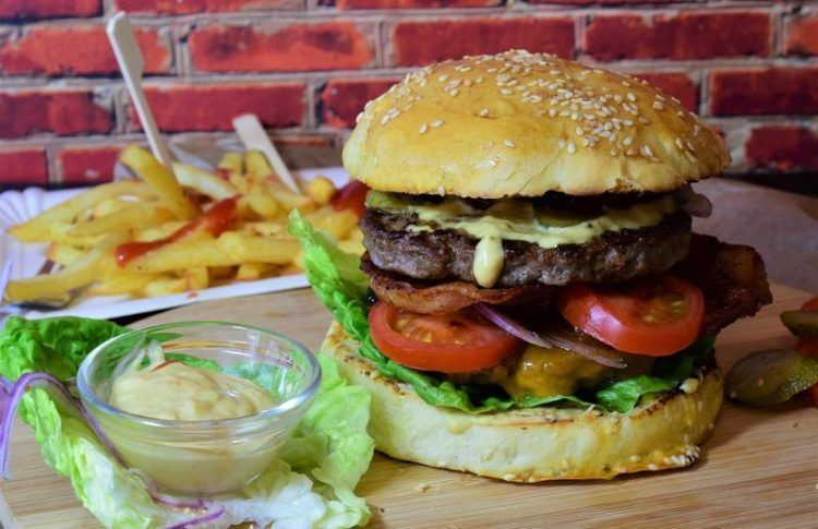 Hamburguesas, uno de los platos típicos de los restaurantes en Los Ángeles