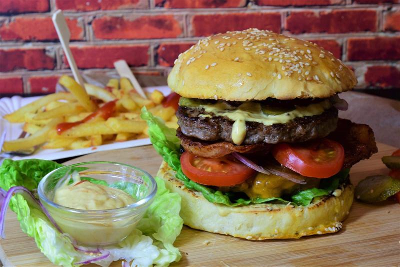 Hamburguesas, uno de los platos típicos de los restaurantes en Los Ángeles
