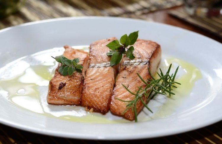Salmón, uno de los platos que probar en los restaurantes en Reikiavik
