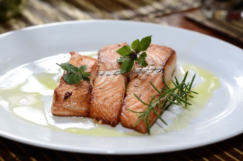 Salmón, uno de los platos que probar en los restaurantes en Reikiavik